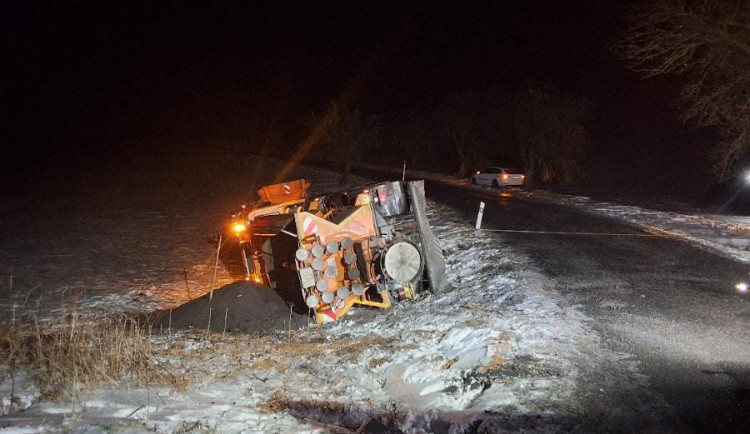 Ha Havlíčkobrodsku havaroval sypač. Jeho řidič na zledovatělé silnici nezvládl projet zatáčkou