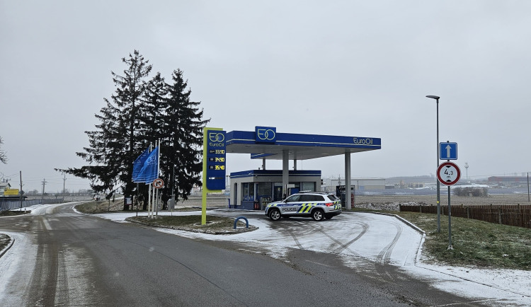 Obsluhu čerpací stanice v Mohelně přepadli dva muži, vyhrožovali jí zbraní. Sebrali peníze a utekli