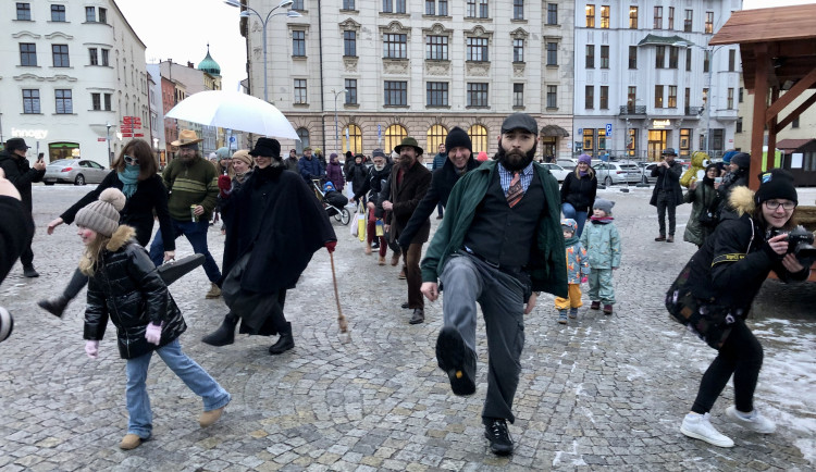 FOTO, VIDEO: Deštníky, cylindry, Monty Python. V centru Jihlavy si dali dostaveníčko vyznavači švihlé chůze