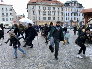 FOTO, VIDEO: Deštníky, cylindry, Monty Python. V centru Jihlavy si dali dostaveníčko vyznavači švihlé chůze