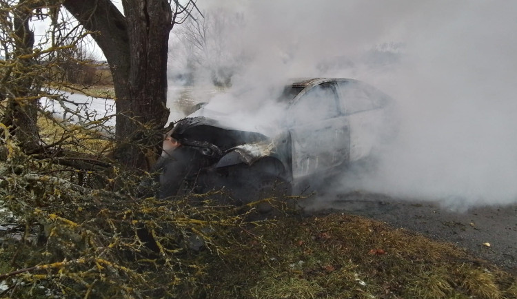 Auto u Krahulova skončilo po nárazu do stromu v plamenech. Na místě jsou záchranáři