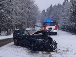 Podmínky na silnicích jsou zrádné. Na silnici I/19 se střetlo osobní a nákladní auto