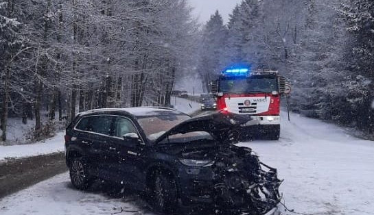 Podmínky na silnicích jsou zrádné. Na silnici I/19 se střetlo osobní a nákladní auto. Foto: Se svolením Policie ČR
