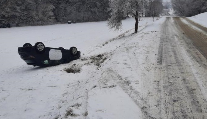 Řidička na Jihlavsku nezvládla smyk a otočila auto na střechu. Škoda je skoro půl milionu korun