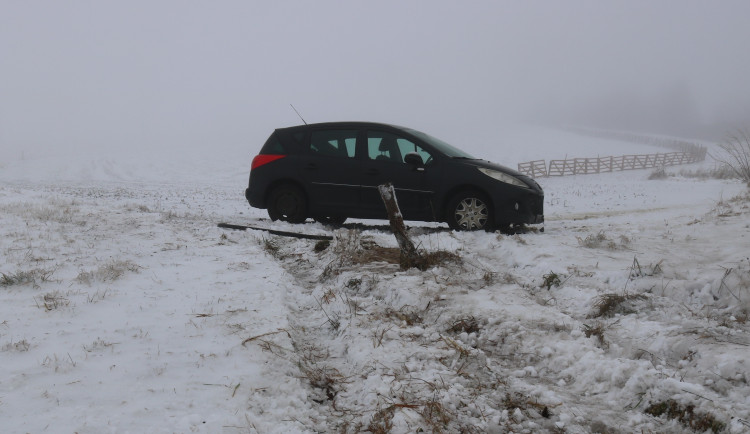 Řidič v dopoledních hodinách havaroval. Policisté mu naměřili přes čtyři promile alkoholu. Foto: Se svolením Policie ČR