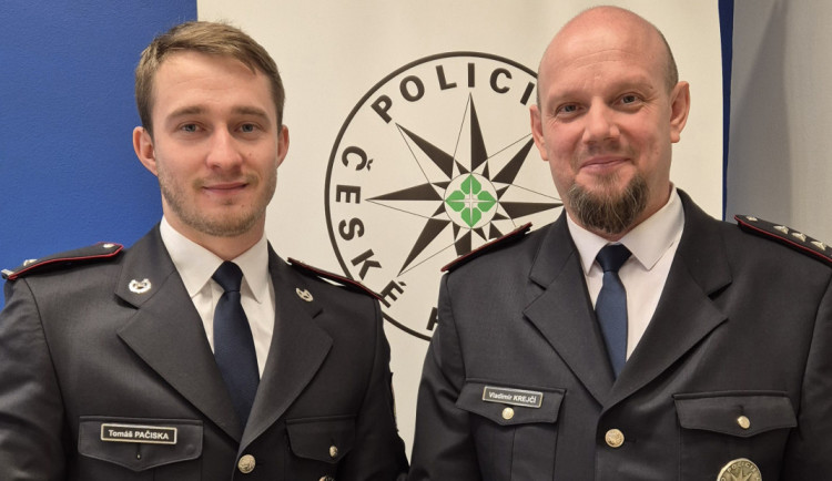 Dvojice oceněných policistů. Zleva: Tomáš Pačiska a Vladimír Krejčí 