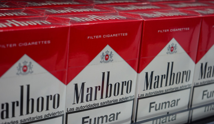 Někdo vykradl trafiku ve Žďáru nad Sázavou. Sebral peníze a skoro stovku kartonů cigaret