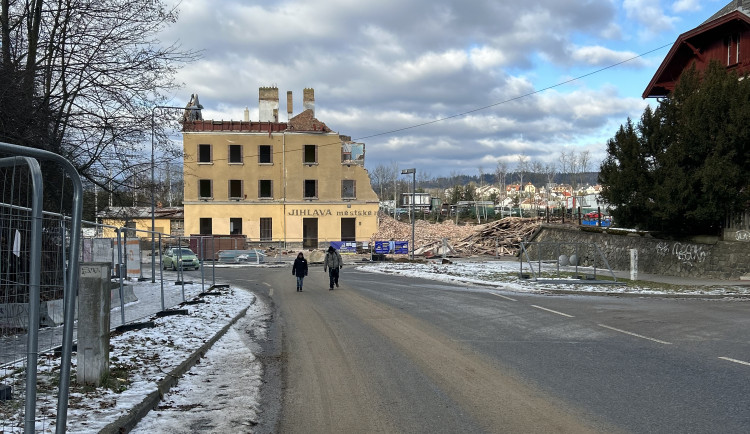 VIDEO: Do historické budovy jihlavského nádraží se zakousl bagr. Do dvou let tu bude dopravní terminál