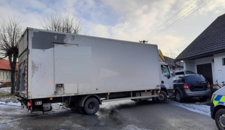 Řidič náklaďáku ve Větrném Jeníkově nezvládl jízdu po zledovatělé silnici a narazil do zaparkovaného auta 