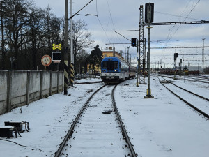 Osobní vlak vjel v Jihlavě na nádraží do cesty rychlíku, vlaky se nesrazily