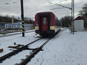 Osobní vlak vjel v Jihlavě na nádraží do cesty rychlíku, vlaky se nesrazily