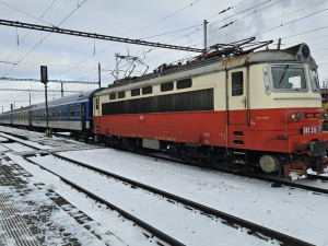 Osobní vlak vjel v Jihlavě na nádraží do cesty rychlíku, vlaky se nesrazily