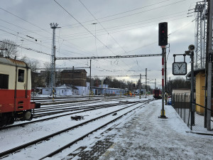 Osobní vlak vjel v Jihlavě na nádraží do cesty rychlíku, vlaky se nesrazily