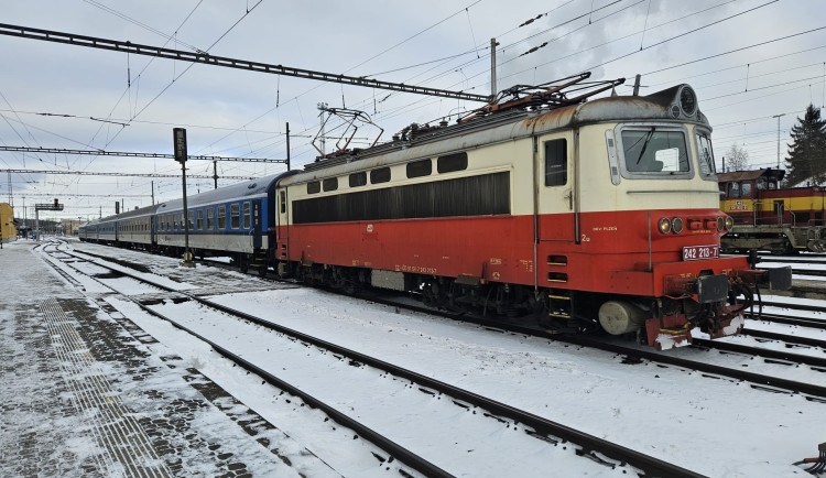 Osobní vlak vjel v Jihlavě na nádraží do cesty rychlíku, vlaky se nesrazily