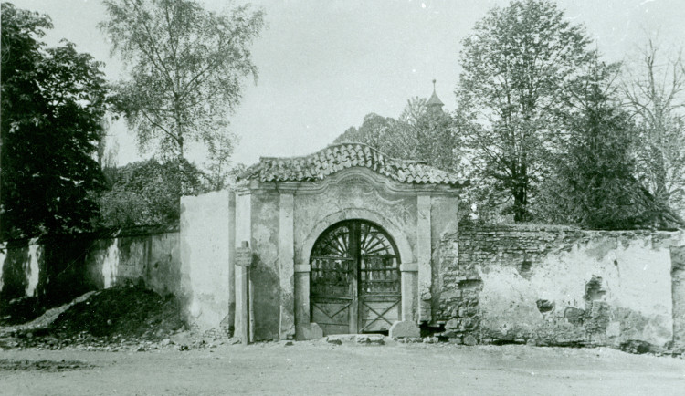 Původní zeď jihlavského hřbitova kolem kostela sv. Ducha v místech dnešních Smetanových sadů. Snímek z let před rokem 1892