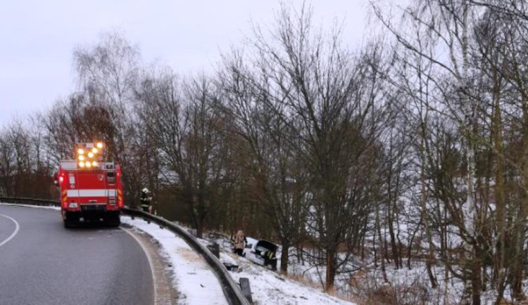 Řidička v Audi sjížděla z dálnice a ve vysoké rychlosti vjela do svodidel. Skončila na mezi