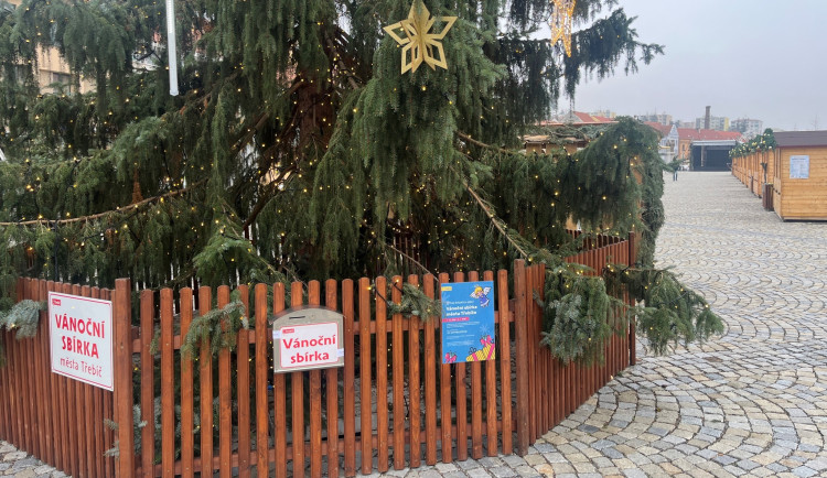 Lidé na náměstí v Třebíči přispívali na dobrou věc. Na plicní ventilátor pro děti se vybralo 75 tisíc korun