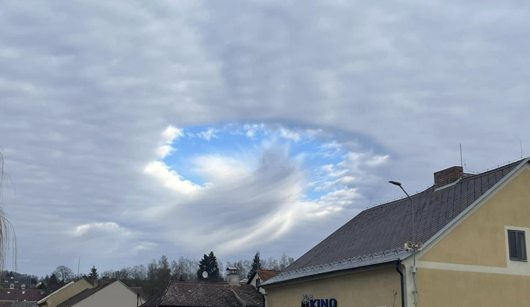 Nebesa se tajemně otevřela, i nad Vysočinou. Vidíte na snímcích UFO, anděla nebo ducha?