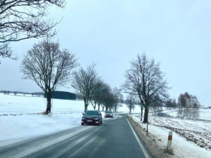 Na Vysočině je vrstva sněhu na silnicích nižších tříd, které se nesolí. V noci bylo až minus deset stupňů