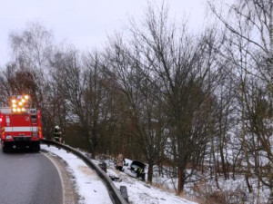 Řidička v Audi sjížděla z dálnice a ve vysoké rychlosti vjela do svodidel. Skončila na mezi