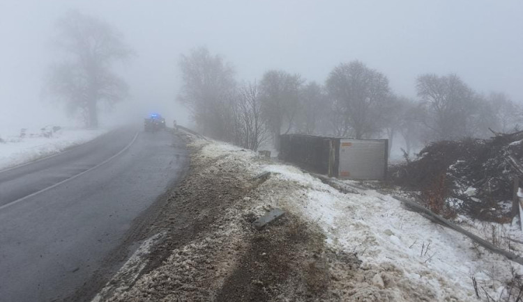 U Jitkova havaroval kamion, převrátil se na bok. Věnujte se plně řízení, apeluje policie na řidiče