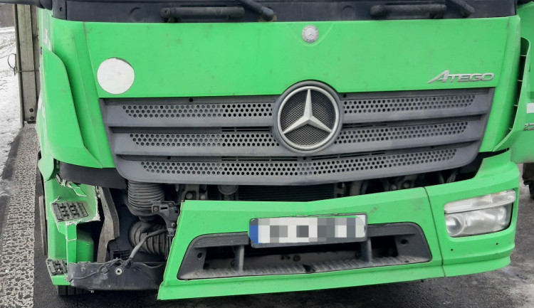 Řidič nákladního auta havaroval, pokračoval ale v jízdě a nehodu neoznámil. Dostal za to pokutu. Foto: Se svolením Policie ČR