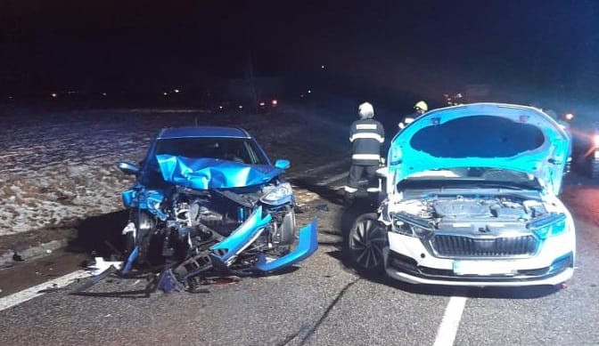 U Pístova ráno bouralo pět aut, tři lidé se zranili. Silnice byla neprůjezdná