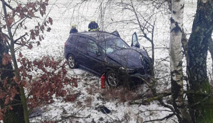 Řidička v BMW za volantem na moment usnula a narazila do stromu. Skončila v péči lékařů