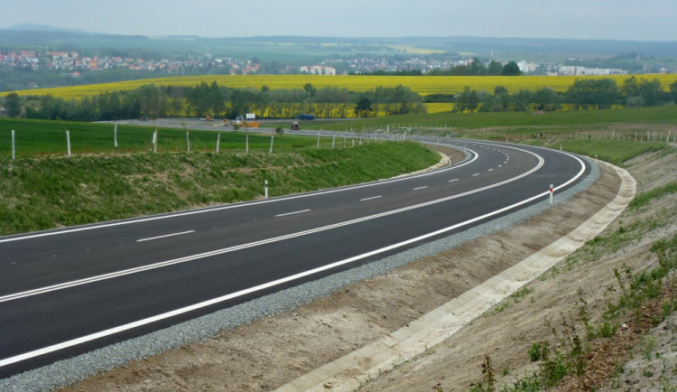 Letošní rok přináší novinky v dopravě: Dražší dálniční známky, digitalizace i větší bezpečnost na železnici