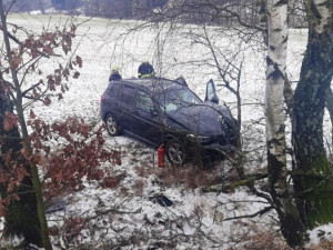 Řidička v BMW za volantem na moment usnula a narazila do stromu. Skončila v péči lékařů