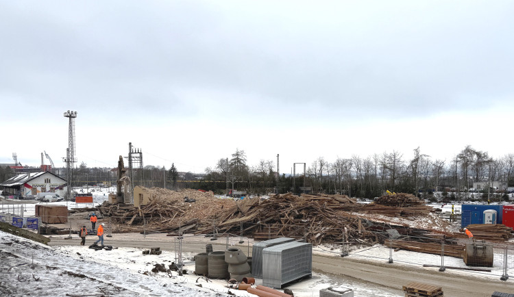 Dílo je dokonáno. Po budově městského nádraží v Jihlavě zbyla po týdnu jen hromada suti