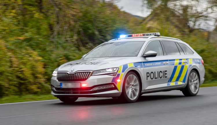 Tragický podvečer na Havlíčkobrodsku. Řidič v osobáku havaroval, auto převrátil na bok a na místě zemřel