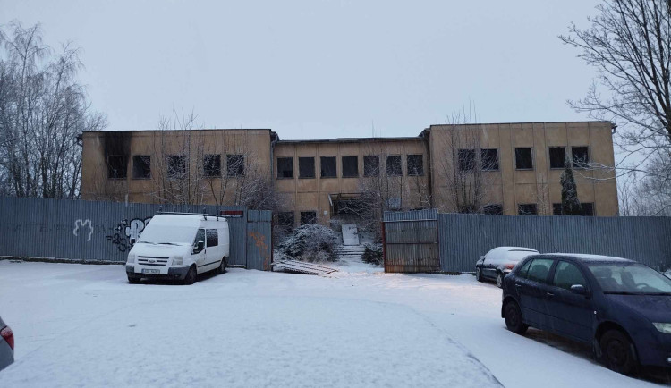 Bezplatné parkoviště u Jihlavanu lidé využívají čím dál víc. Sousedící bezdomovci problémy ani škody nezpůsobují