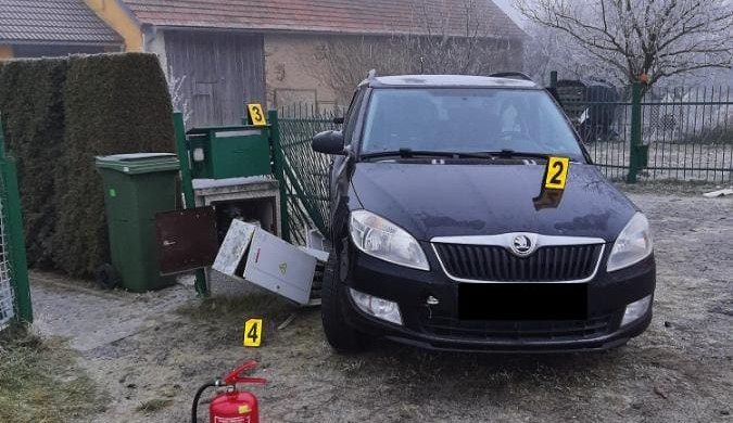 Řidič na Třebíčsku narazil do pilíře plynové přípojky. Silnice je uzavřena, řidiči musí po objížďce