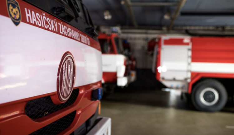 Hasiči před polednem zachraňovali dívku, které uvízla noha v běžeckém pásu. Foto: Tomáš Kaser