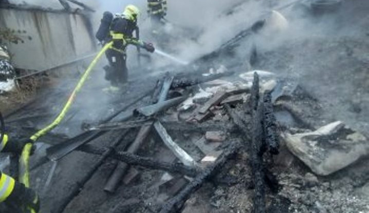 Hasiče v Třebíči zaměstnal požár dvou chat, škoda se dostala k milionu