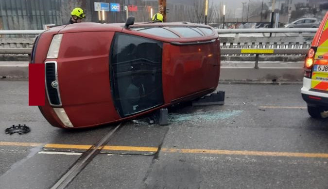 Nehoda na jihlavském Znojemském mostě. Řidič se plně nevěnoval řízení a najel na betonová svodidla