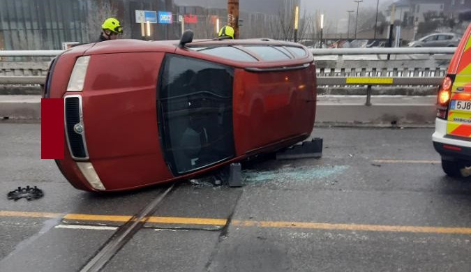 Nehoda na jihlavském Znojemském mostě. Řidič se plně nevěnoval řízení a najel na betonová svodidla