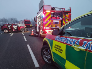 Hlavní silnice u Ústrašína je neprůjezdná. Nehoda osobního a nákladního auta byla tragická. Foto: Se svolením ZZS Kraje Vysočina