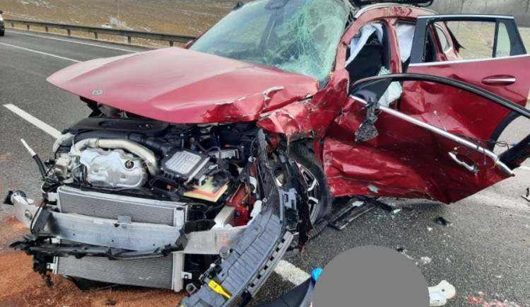 Hlavní silnice u Ústrašína je neprůjezdná. Nehoda osobního a nákladního auta byla tragická. Foto: Se svolením Policie ČR