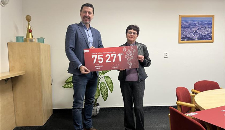 Peníze z vánoční sbírky už doputovaly do třebíčské nemocnice. Doplnil je milionový finanční dar od zastupitelů 