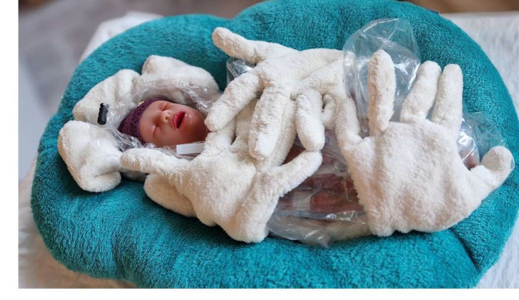 FOTO: Zdravotníci z Vysočiny se mohou učit na simulátoru nedonošeného dítěte. Foto: Se svolením VŠPJ