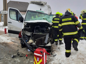 Mladý řidič dodávky dostal smyk. Vyjel do protisměru a srazil se s tahačem