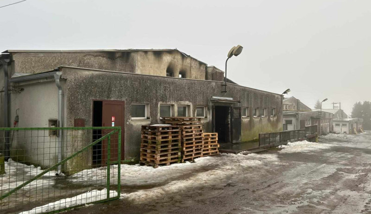 Ohořelá budova zemědělského areálu v Nížkově.