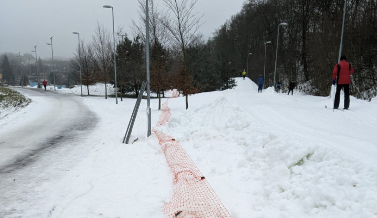 Krádež na Českém mlýně. Někdo vzal laminátové tyčky od oplocení, vše natočily kamery