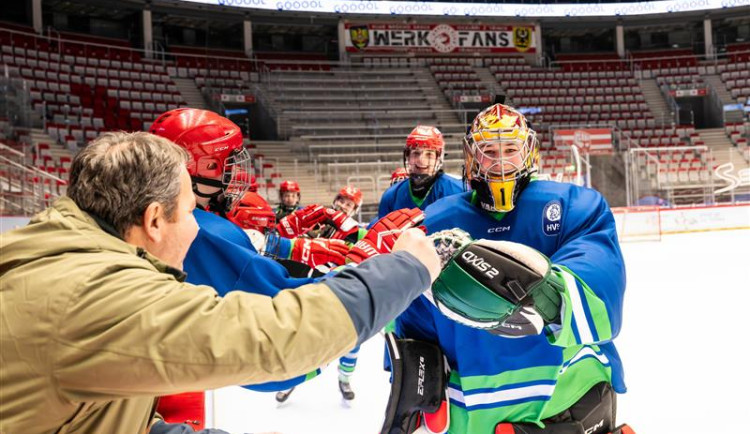 Gólman Dukly na olympiádě dětí skóroval přes celé kluziště. Stejně jako jeho otec před čtyřmi lety