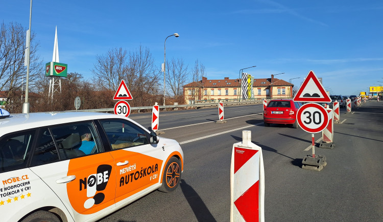 Po Velkomoravské minimálně půl roku v jednom pruhu. Část mostu na průtahu Olomoucí je totálně zničená