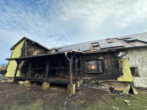 Požár rodinného domu za sebou nechal škodu osm milionů, rodina přišla o domov. Lidé jim pomáhají