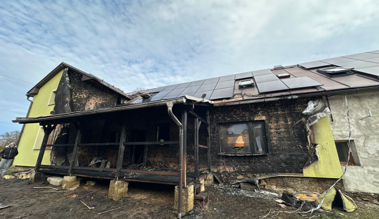 Požár rodinného domu za sebou nechal škodu osm milionů, rodina přišla o domov. Lidé jim pomáhají. Foto: Hranipex Česko (facebook)