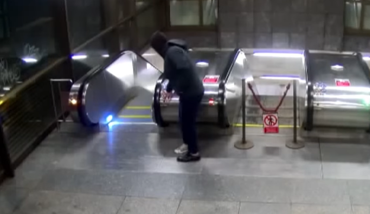 Muž vypínal eskalátory v metru, hrozil dozorčímu a skončil na policii